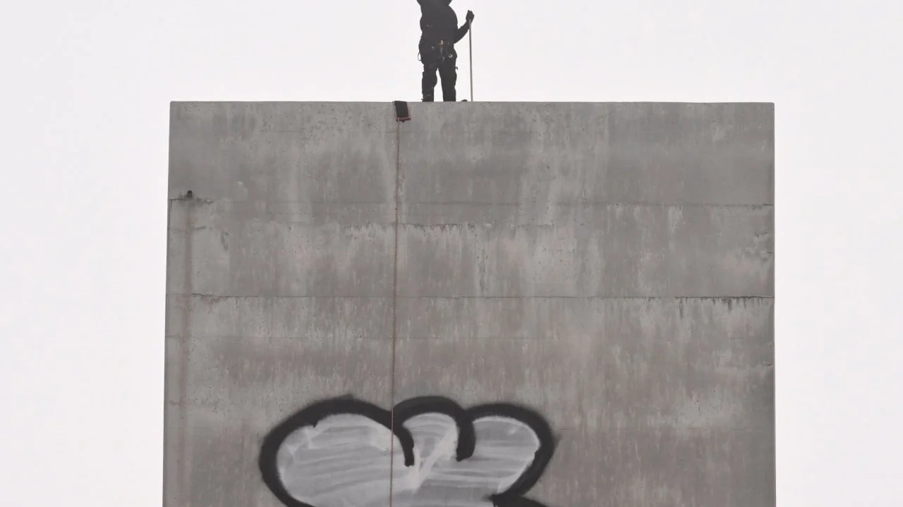 Vandal demands peanut butter sandwich to end Australian bridge stand-off