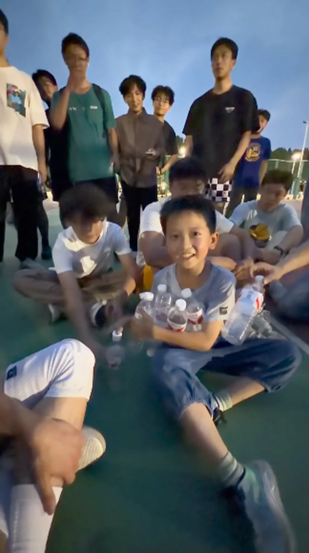 Noticing students holding empty drink containers, he confidently stepped forward to pitch his mother’s business — and received instant, overwhelming support. Photo: Douyin Noticing students holding empty drink containers, he confidently stepped forward to pitch his mother’s business — and received instant, overwhelming support. Photo: Douyin