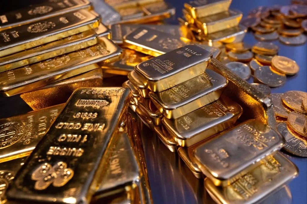 Gold bars and coins at a precious metals dealership. Photo: DPA