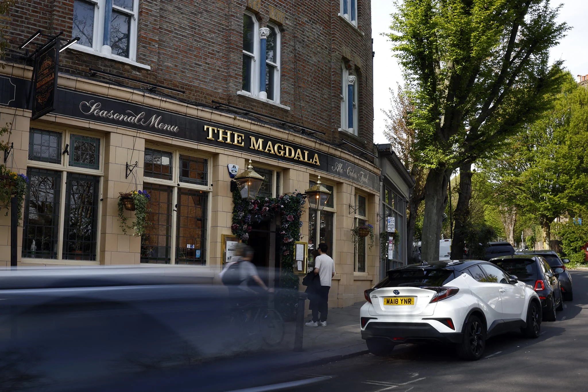 On April 10 1955, she took a taxi to Hampstead, and shot Blakely several times in the back, including as he lay on the ground outside the Magdala Tavern pub