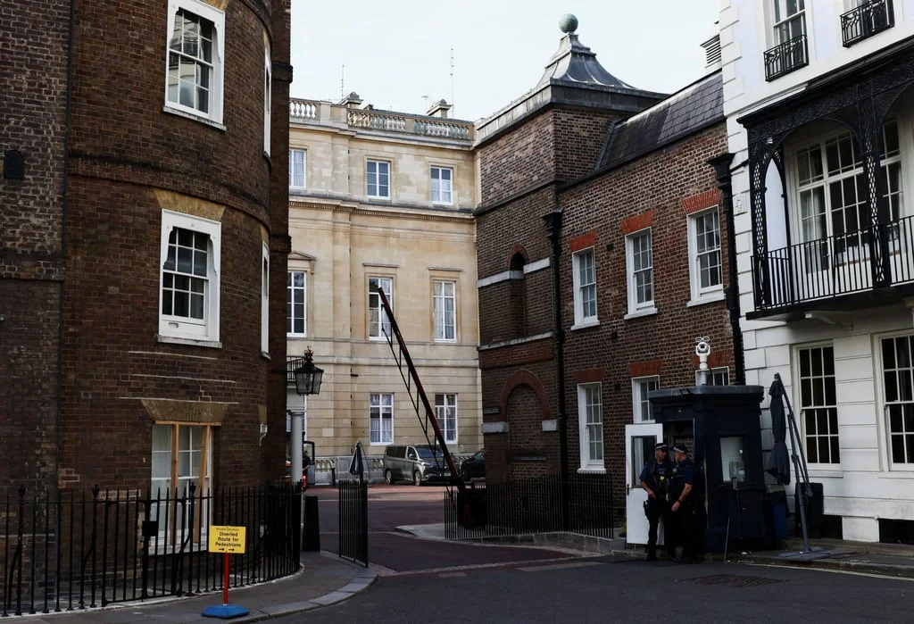 Police officers stand guard outside a rear entrance to Clarence House, an official residence of Britain’s King Charles, in London on Tuesday. Photo: Reuters Police officers stand guard outside a rear entrance to Clarence House, an official residence of Britain’s King Charles, in London on Tuesday. Photo: Reuters
