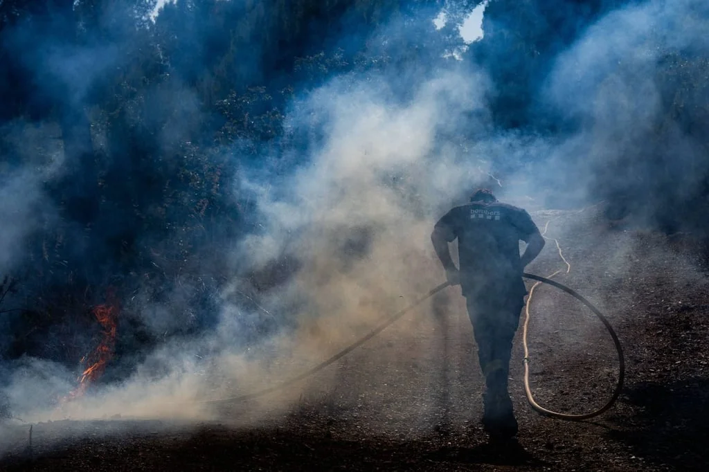 A firefighting helicopter works on extinguishing a wildfire between Can Tries and the Serra de Ferreres in Spain on Wednesday. Photo: via ZUMA Press Wire/dpa A firefighting helicopter works on extinguishing a wildfire between Can Tries and the Serra de Ferreres in Spain on Wednesday. Photo: via ZUMA Press Wire/dpa