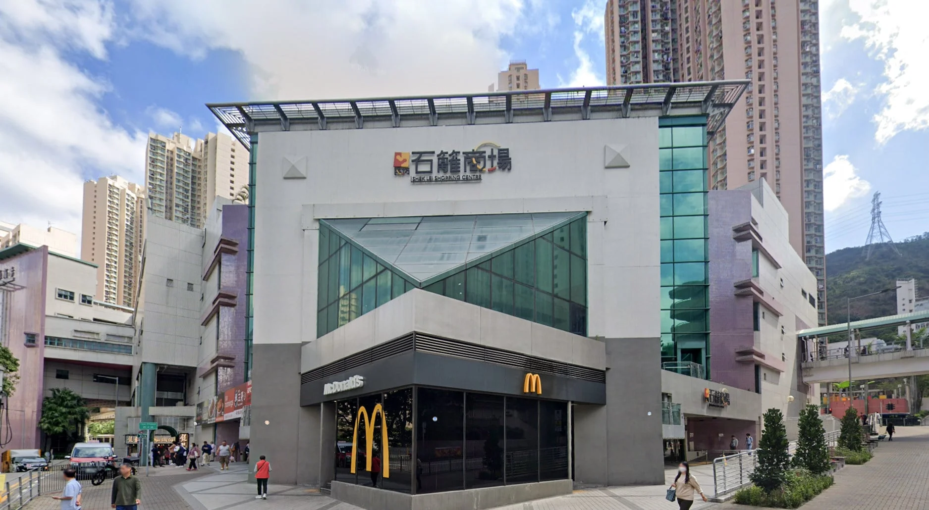 A 76-year-old man has been sent to hospital after falling on an escalator at Shek Lei Shopping Centre. Photo: Google Maps