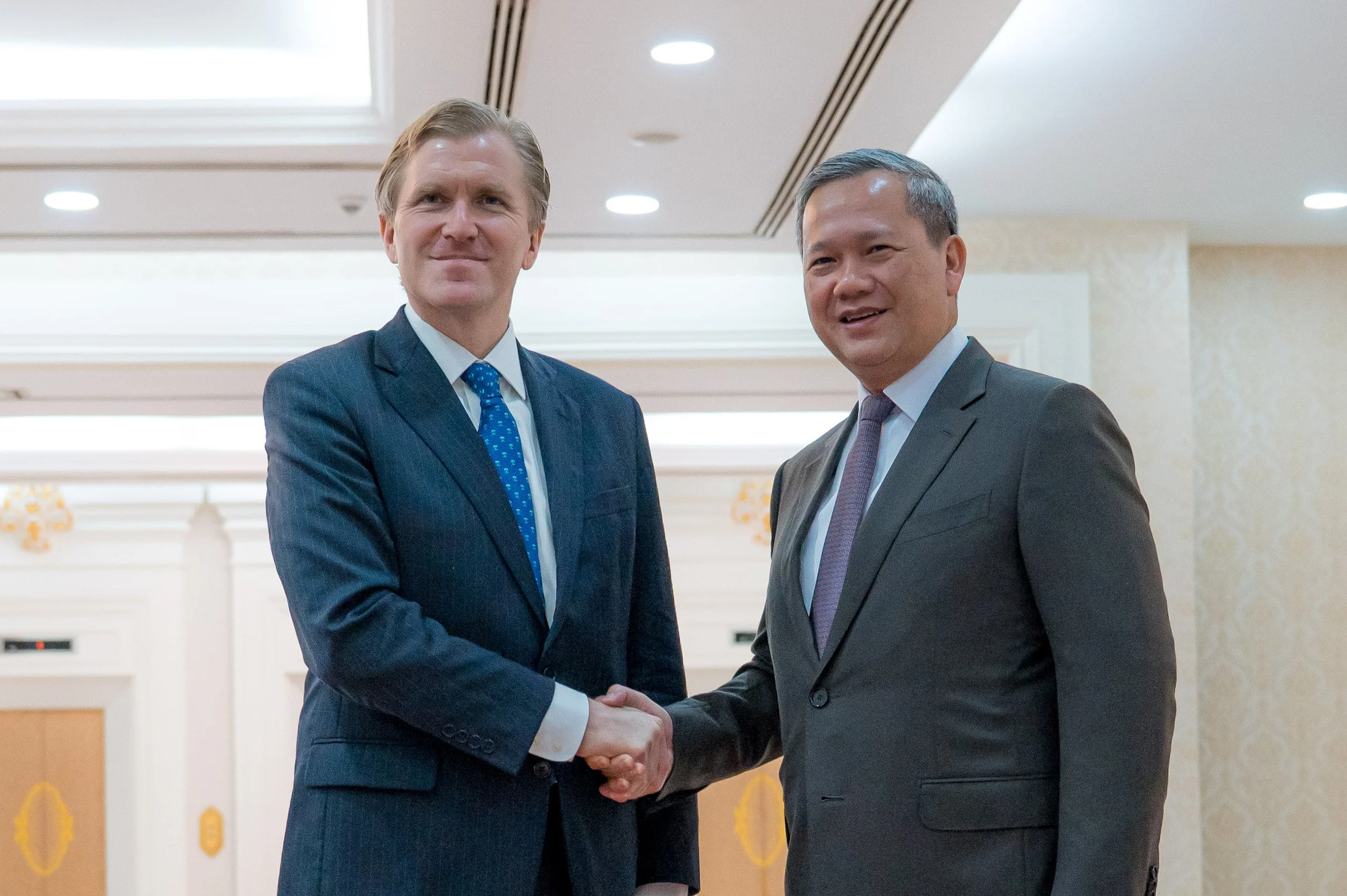 US Under Secretary of Defence Elbridge Colby (left) shakes hands with Cambodian Prime Minister Hun Manet before a meeting in Phnom Penh, Cambodia, on August 14. Photo: AKP / AP